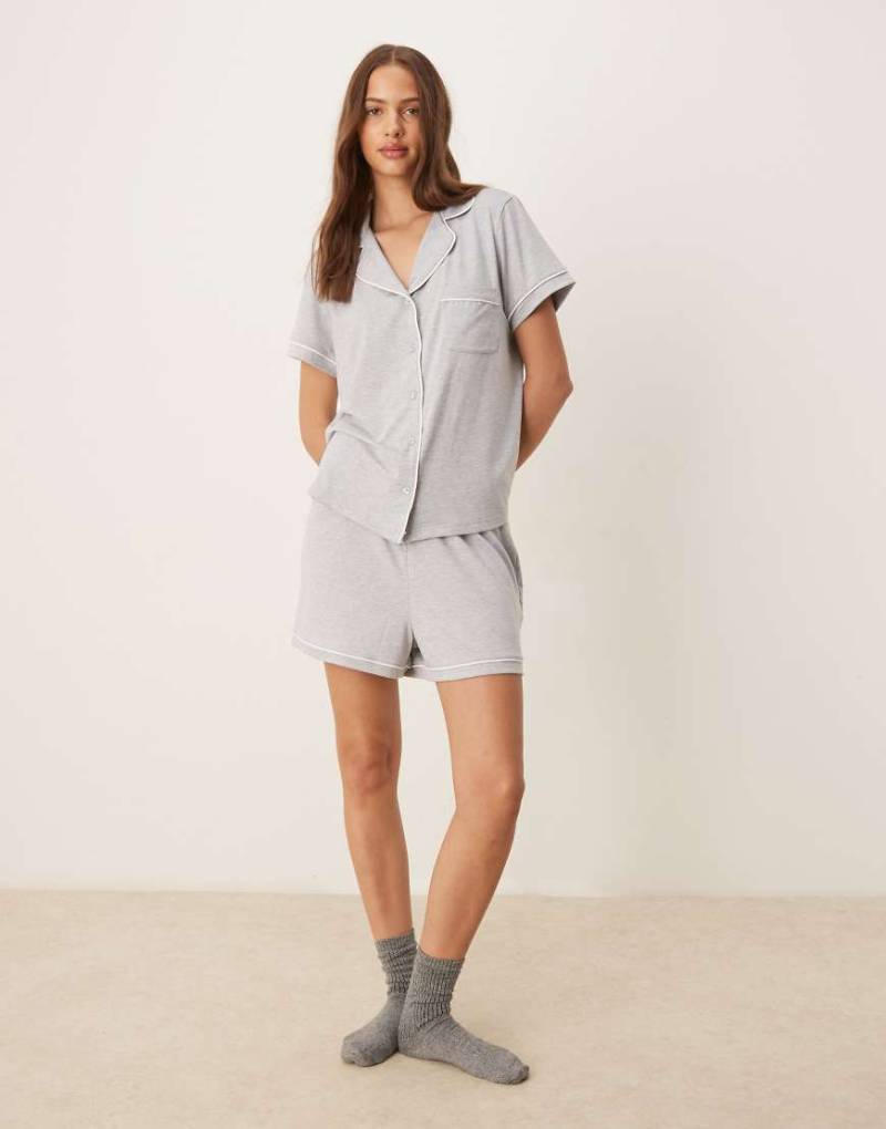 ASOS DESIGN - Superweicher Pyjama aus kurzärmligem Hemd und Shorts in Grau mit farblich abgesetzter Paspelierung von ASOS DESIGN