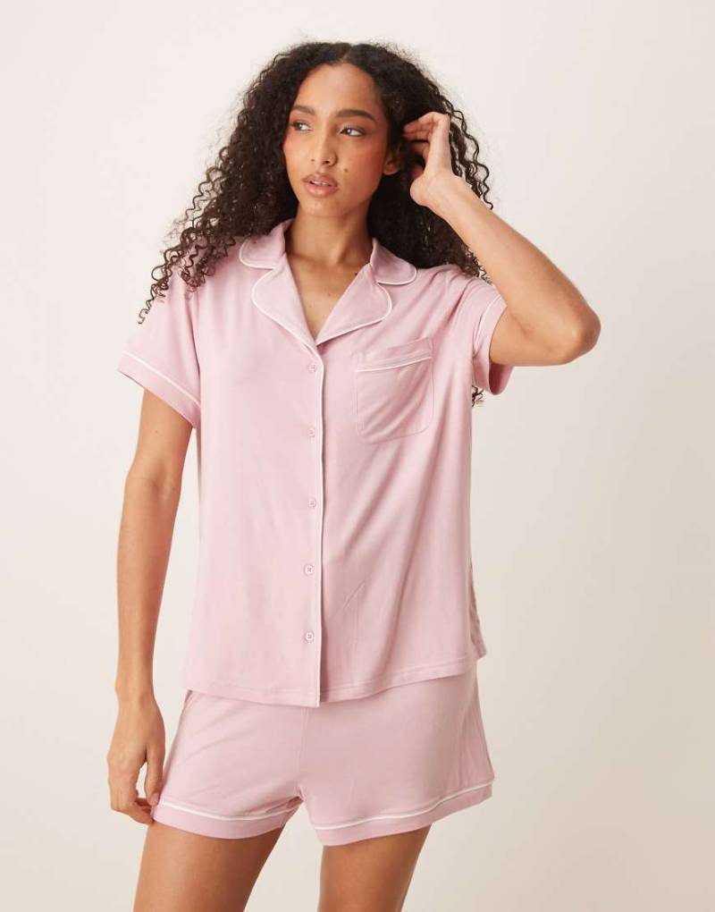 ASOS DESIGN - Superweicher Pyjama aus kurzärmligem Hemd und Shorts in Staubrosa-Weiß von ASOS DESIGN