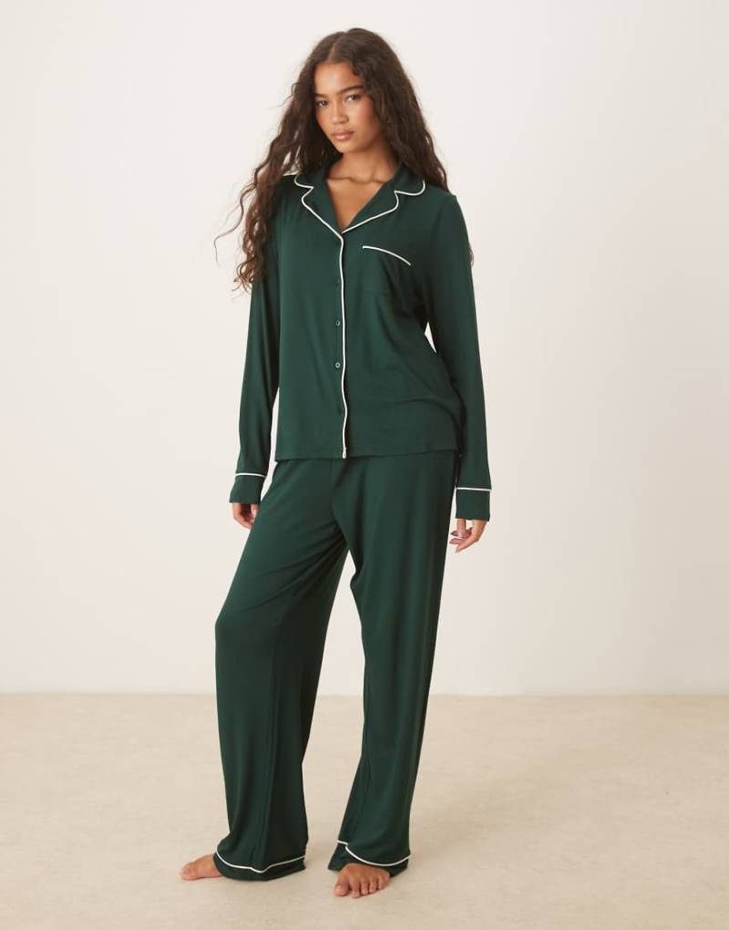 ASOS DESIGN - Superweicher Pyjama aus langärmligem Hemd und Hose in Dunkelgrün von ASOS DESIGN