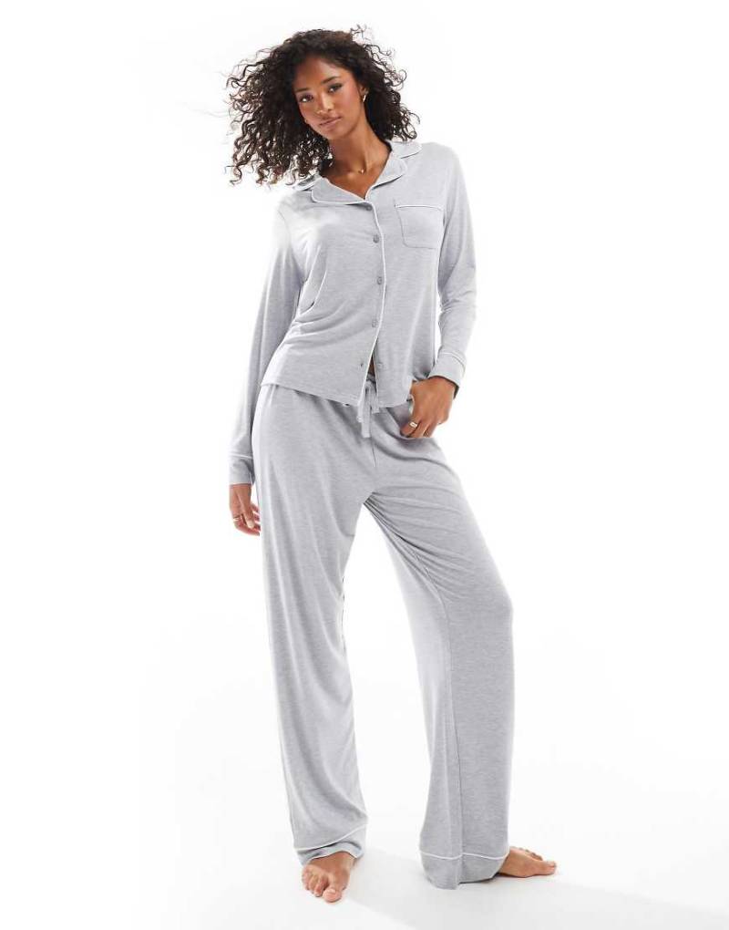 ASOS DESIGN - Superweicher Pyjama aus langärmligem Hemd und Hose in Grau meliert mit farblich abgesetzter Paspelierung von ASOS DESIGN