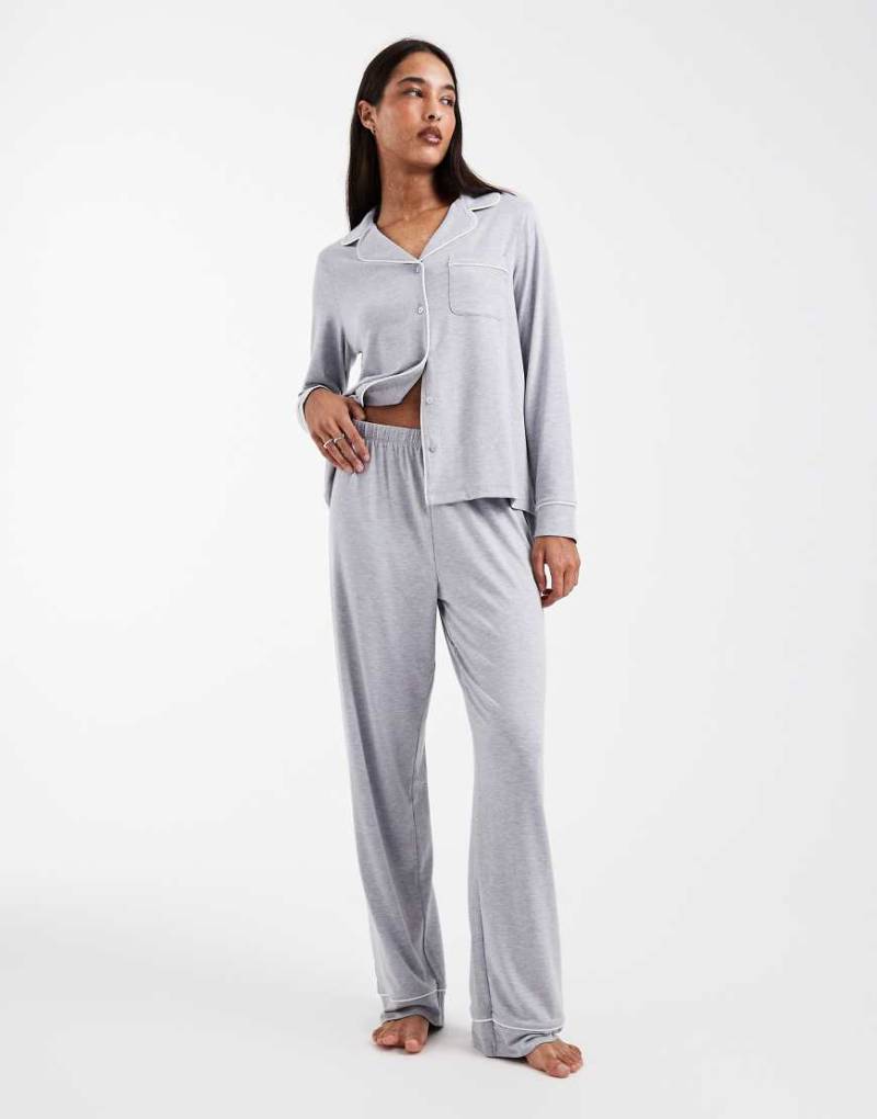 ASOS DESIGN - Superweicher Pyjama aus langärmligem Hemd und Hose in Grau meliert mit farblich abgesetzter Paspelierung von ASOS DESIGN