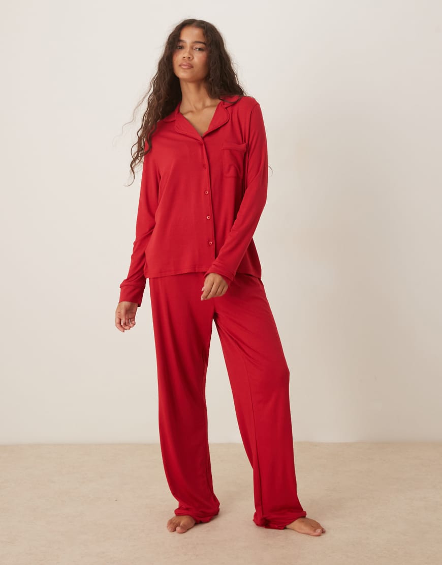 ASOS DESIGN - Superweicher Pyjama aus langärmligem Hemd und Hose in Rot von ASOS DESIGN