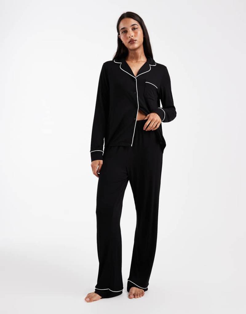 ASOS DESIGN - Superweicher Pyjama aus langärmligem Hemd und Hose in Schwarz mit farblich abgesetzter Paspelierung von ASOS DESIGN