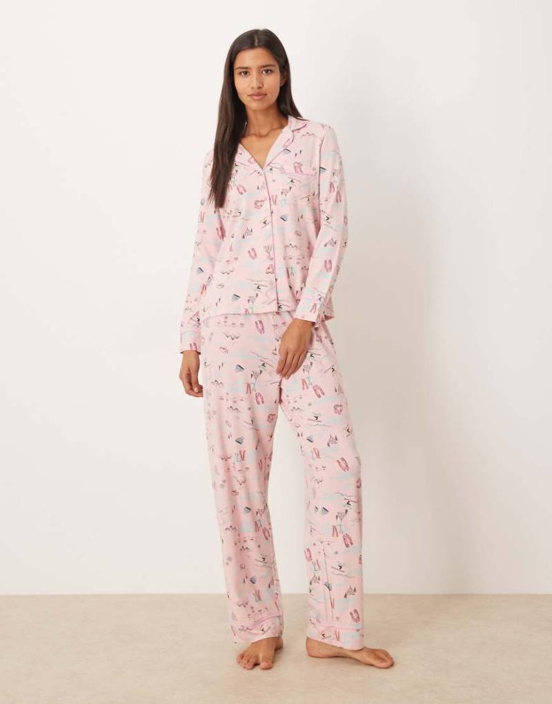 ASOS DESIGN - Superweicher Pyjama aus langärmligem Hemd und Hose mit Ski-Aufdruck und farblich abgesetzter Paspelierung-Bunt von ASOS DESIGN