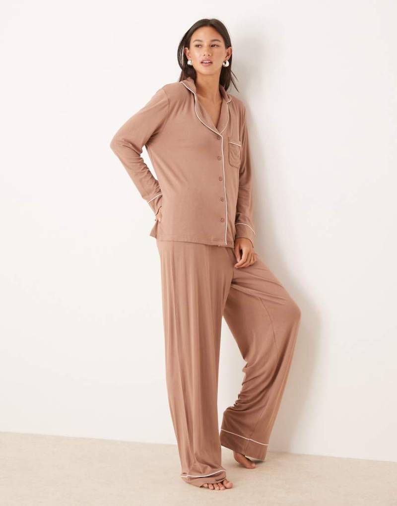 ASOS DESIGN - Superweicher Pyjama in Braun mit langärmligem Oberteil von ASOS DESIGN