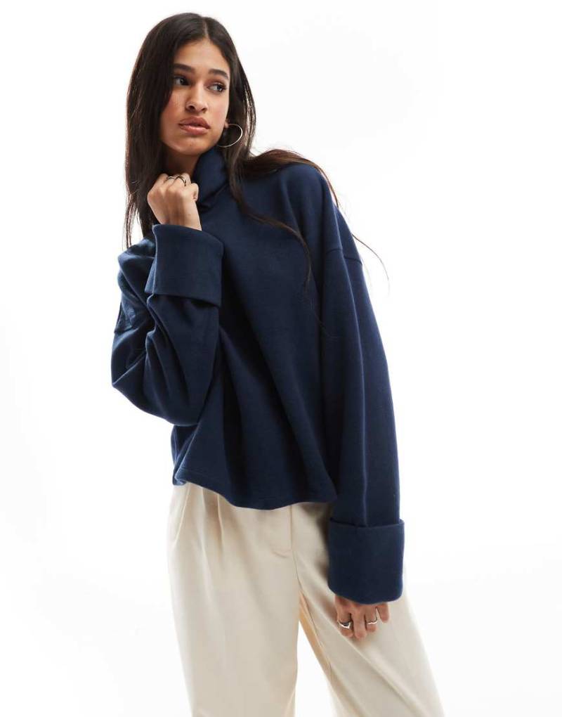 ASOS DESIGN - Superweicher Rollkragenpullover in Marineblau mit Bündchendetail von ASOS DESIGN