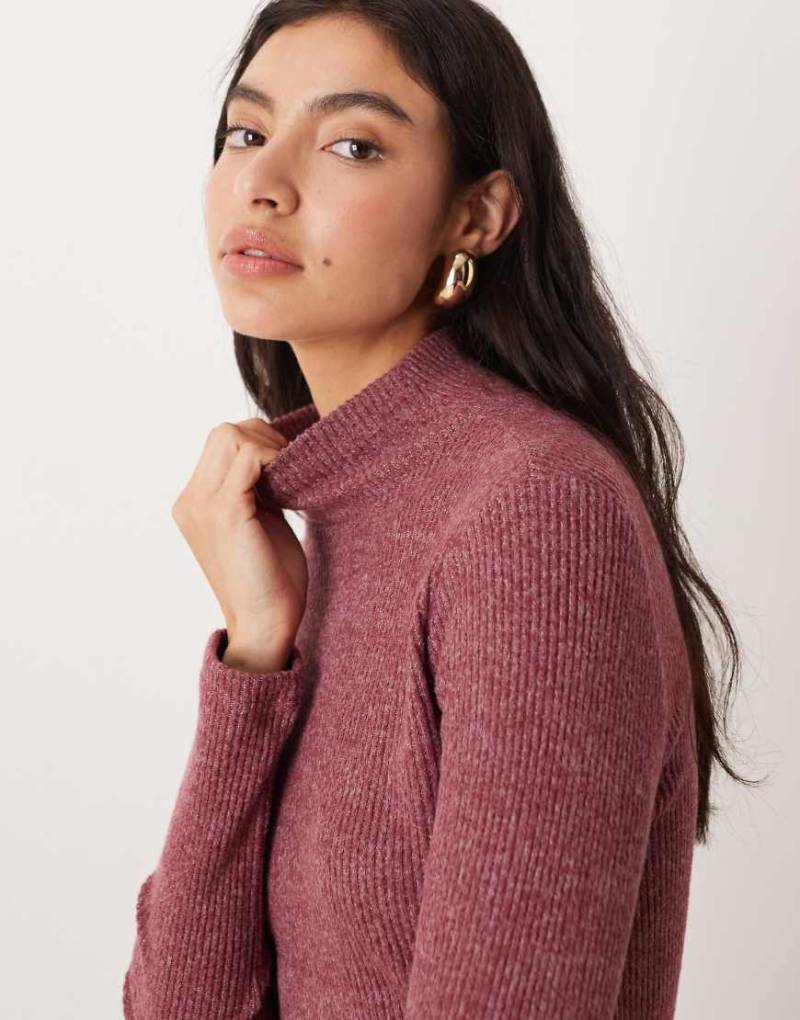 ASOS DESIGN - Superweiches, angerautes, geripptes Rollkragenoberteil in Burgunderrot mit langen Ärmeln von ASOS DESIGN