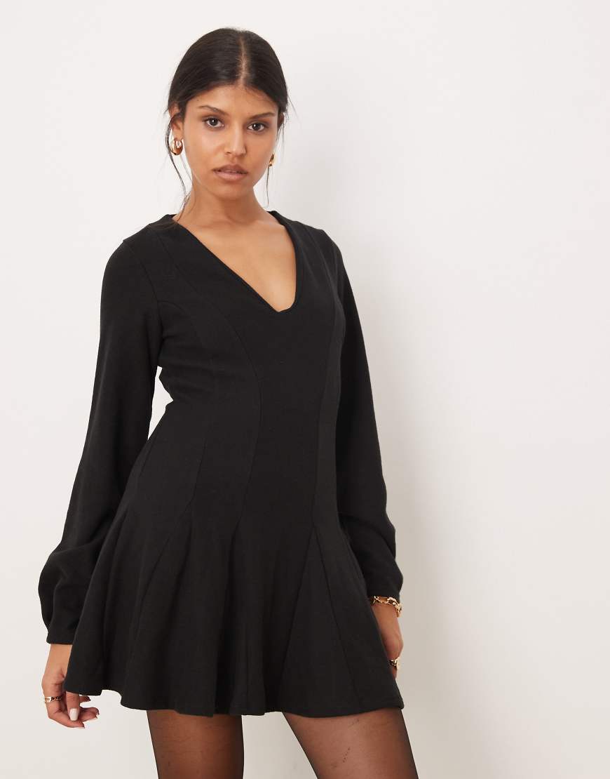ASOS DESIGN - Superweiches, ausgestelltes Minikleid in Schwarz mit V-Ausschnitt von ASOS DESIGN