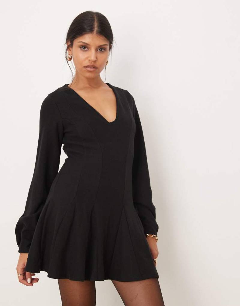 ASOS DESIGN - Superweiches, ausgestelltes Minikleid in Schwarz mit V-Ausschnitt von ASOS DESIGN