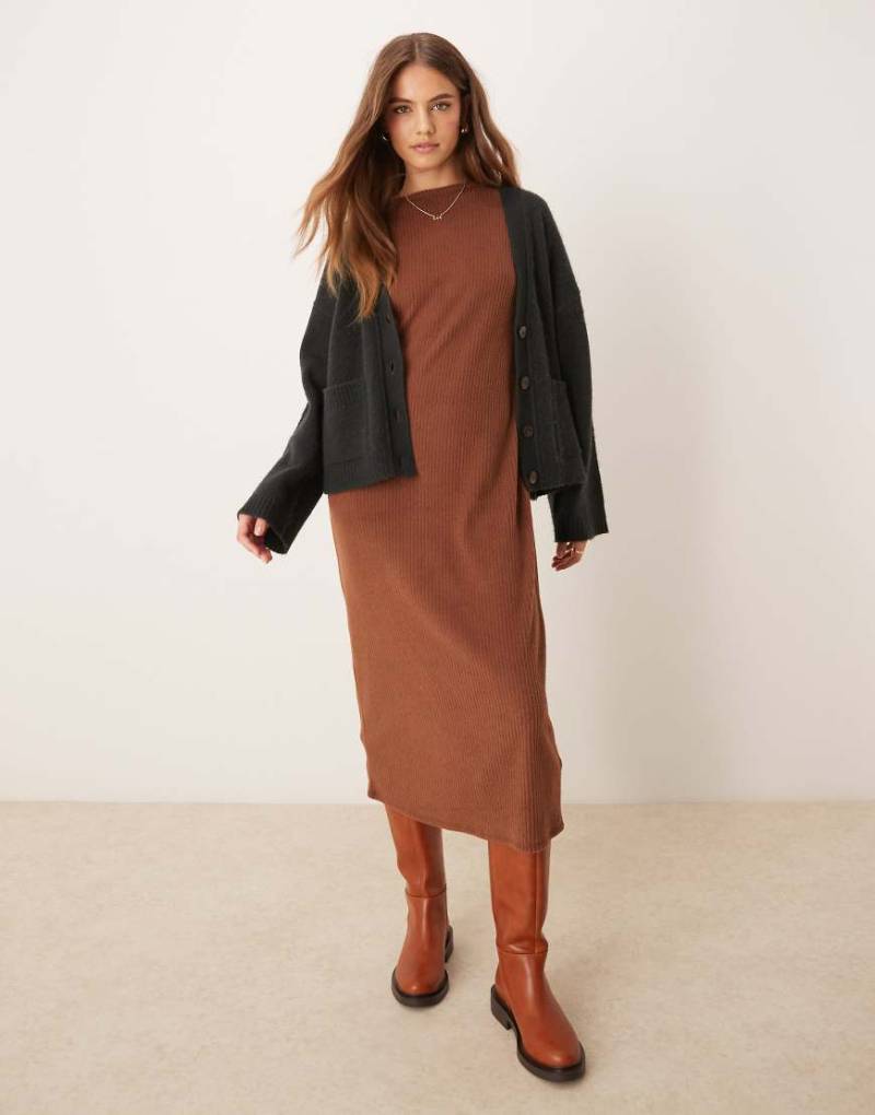 ASOS DESIGN - Superweiches, breit geripptes T-Shirtkleid in Schokobraun von ASOS DESIGN