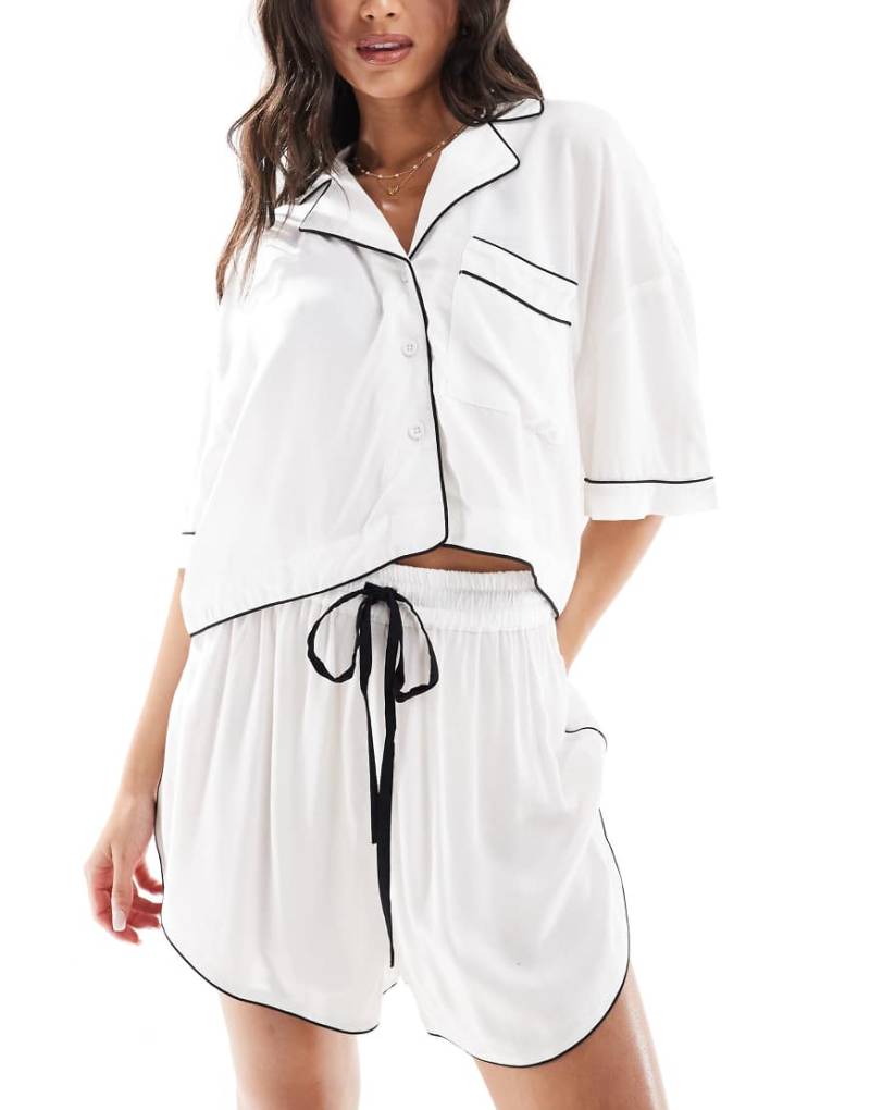 ASOS DESIGN - Superweiches, fließendes Cropped Strandhemd in Weiß mit farblich abgesetzter Einfassung von ASOS DESIGN