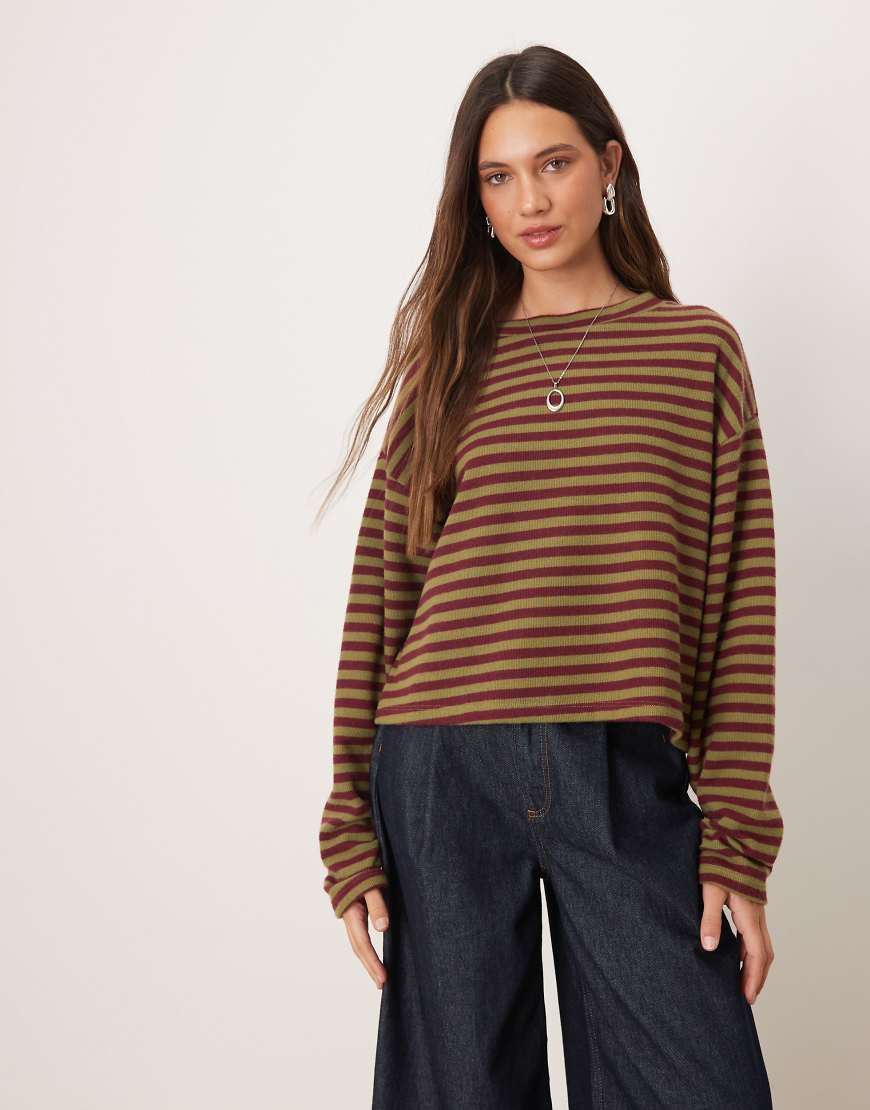 ASOS DESIGN - Superweiches, kastiges Cropped T-Shirt mit Streifenmuster in Burgunderrot und Khaki von ASOS DESIGN