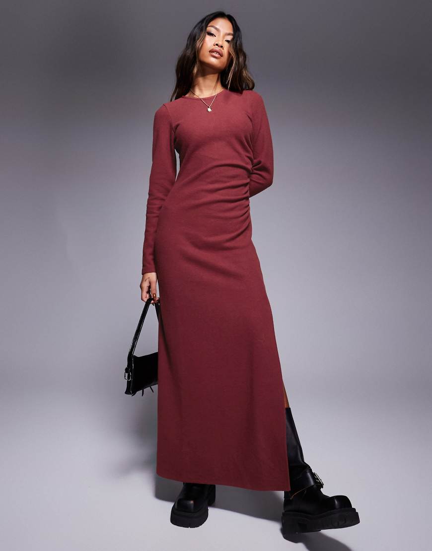 ASOS DESIGN - Superweiches, langärmliges Maxikleid in Burgunderrot mit seitlicher Raffung ASOS DESIGN - Superweiches, langärmliges Maxikleid in Burgunderrot mit seitlicher Raffung von ASOS DESIGN