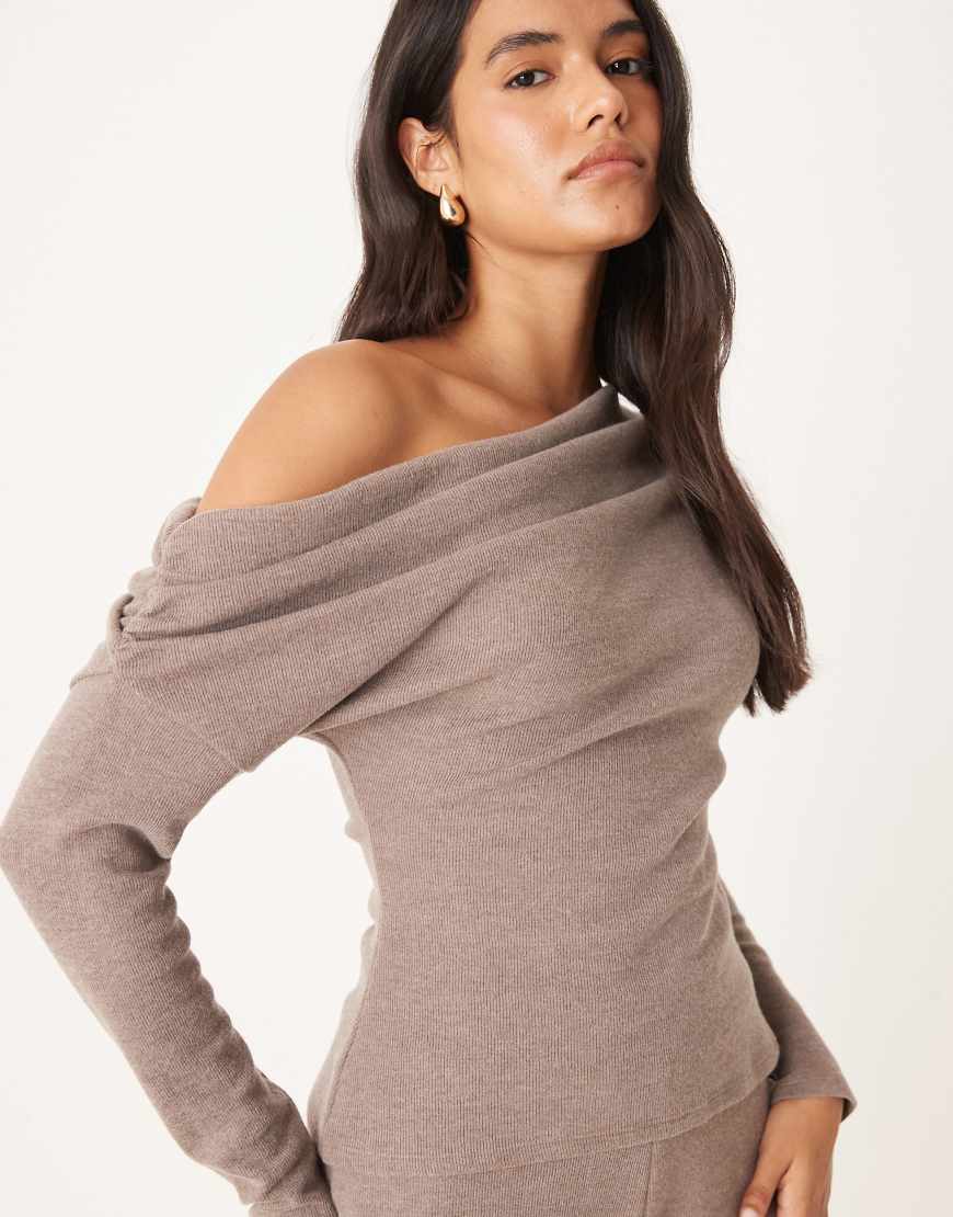 ASOS DESIGN - Superweiches, langärmliges One-Shoulder-T-Shirt in Braun mit Raffung, Kombiteil-Keine Farbe von ASOS DESIGN