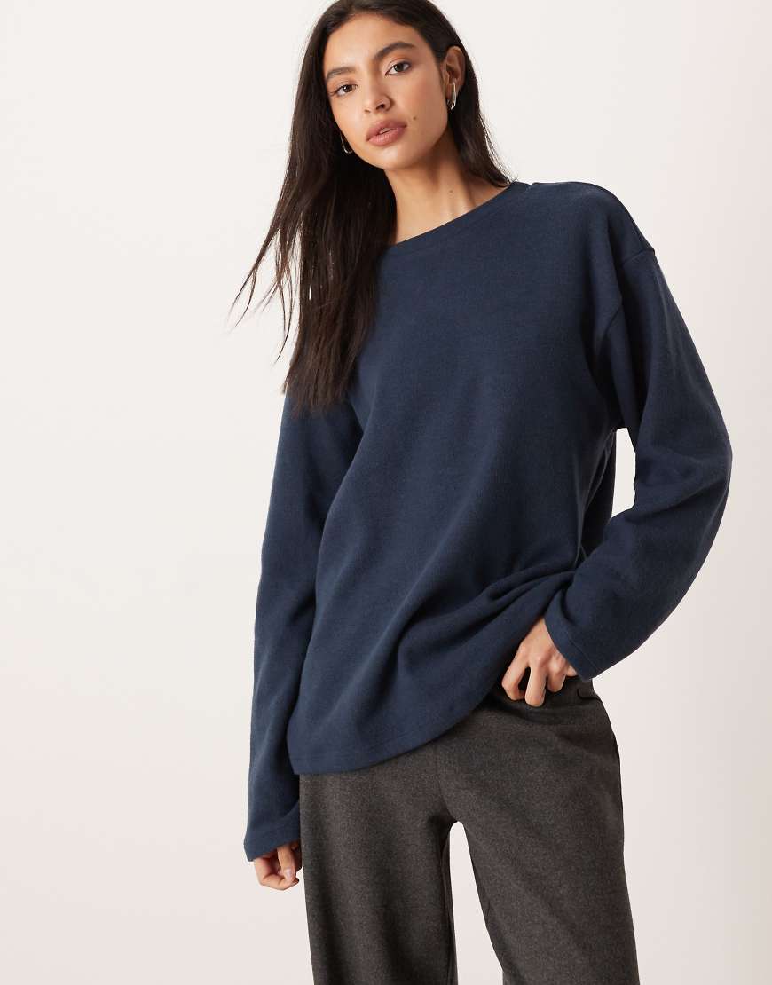 ASOS DESIGN - Superweiches, langärmliges Skater-T-Shirt in Marineblau von ASOS DESIGN