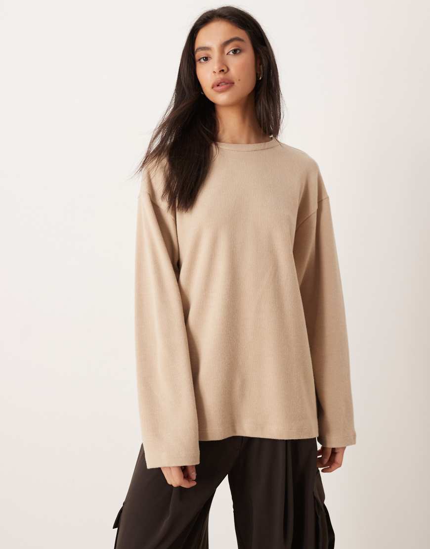 ASOS DESIGN - Superweiches, langärmliges Skater-T-Shirt in hellem Taupe-Brown von ASOS DESIGN