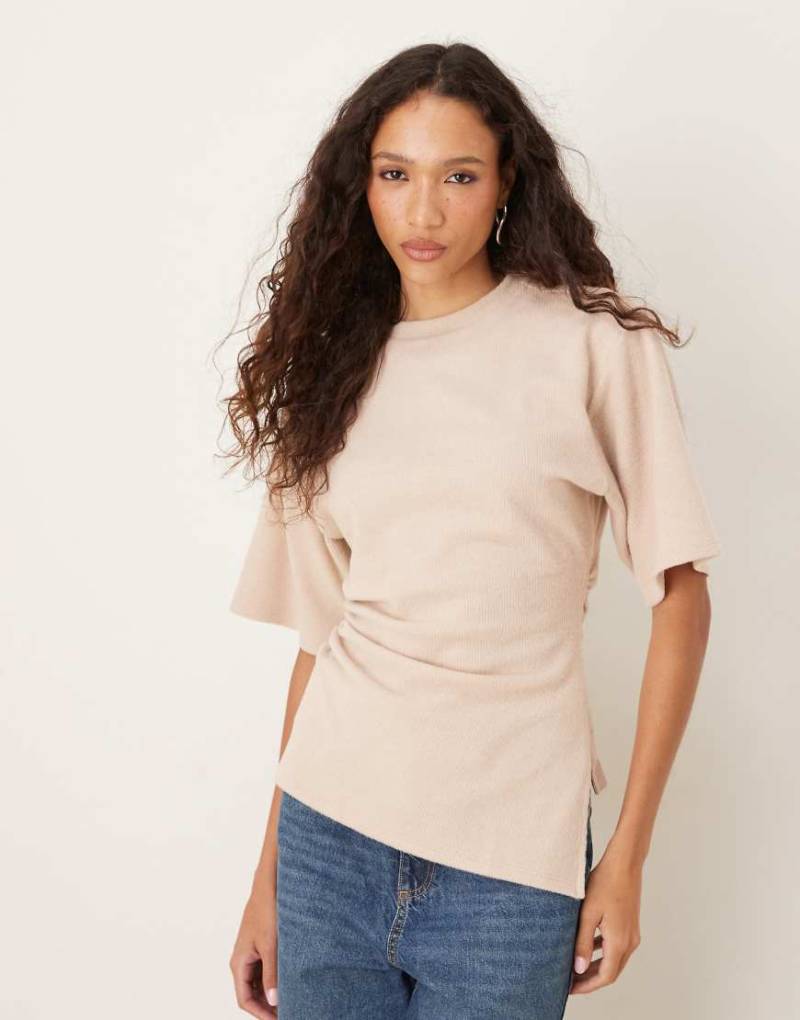 ASOS DESIGN - Superweiches, tailliertes T-Shirt in Hellbeige mit asymmetrischem Saum-Neutral von ASOS DESIGN
