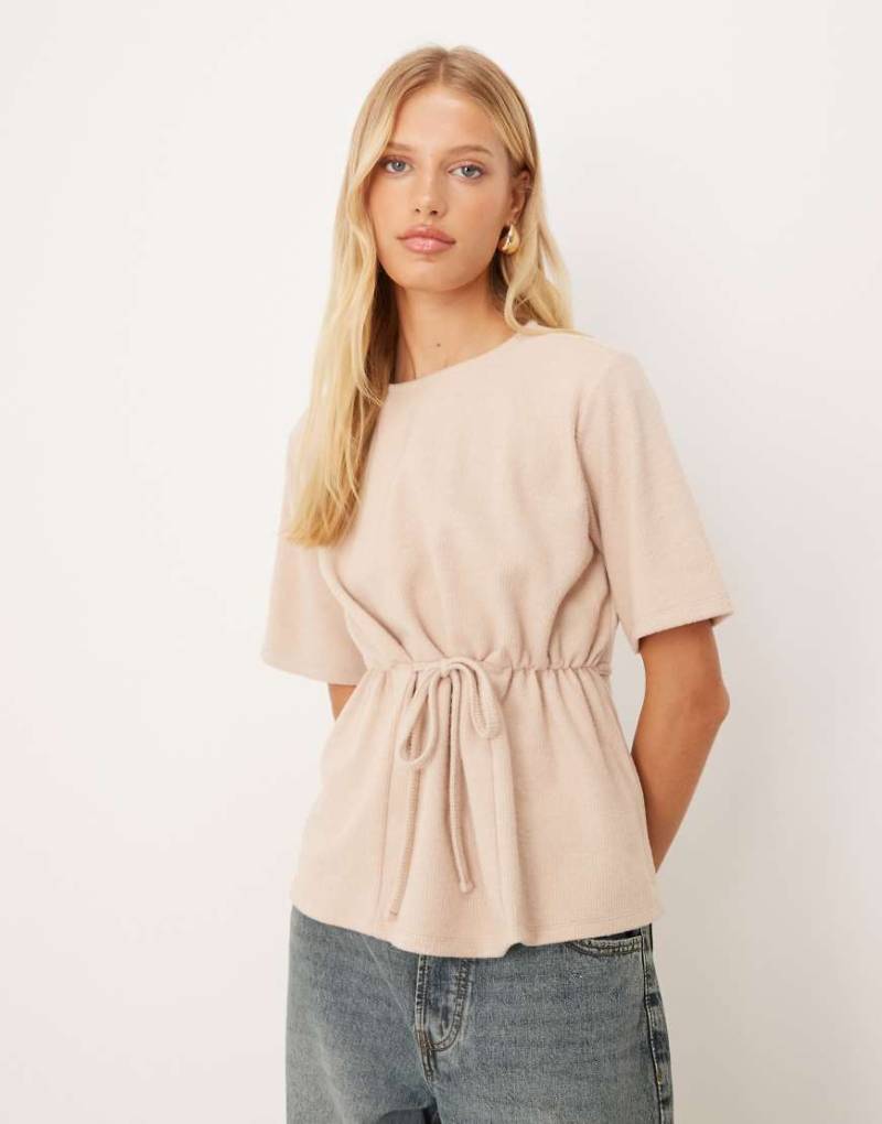ASOS DESIGN - Superweiches, tailliertes T-Shirt in Hellbeige mit seitlichem Bindedetail-Neutral von ASOS DESIGN
