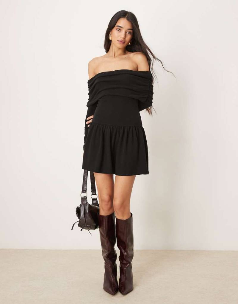 ASOS DESIGN - Superweiches Bardot-Minikleid in Schwarz mit tief angesetzter Taille von ASOS DESIGN