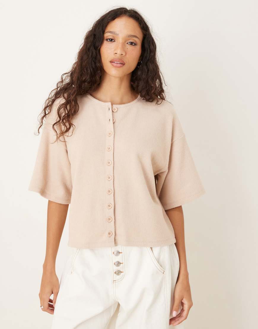 ASOS DESIGN - Superweiches Boxy-Fit-T-Shirt in Hellbeige mit Knopfleiste-Neutral von ASOS DESIGN