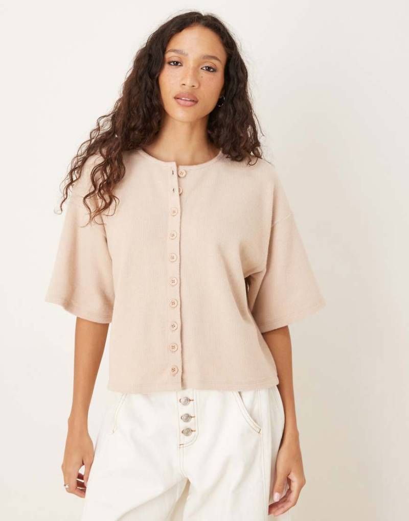 ASOS DESIGN - Superweiches Boxy-Fit-T-Shirt in Hellbeige mit Knopfleiste-Neutral von ASOS DESIGN
