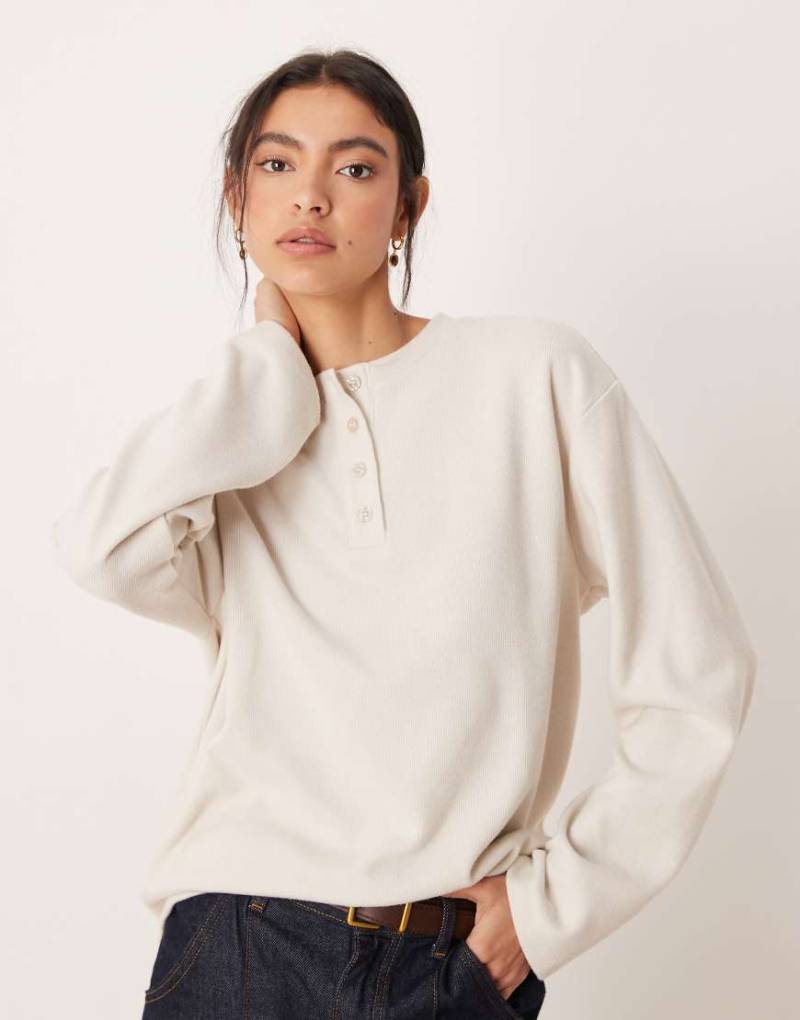 ASOS DESIGN - Superweiches Henley-Sweatshirt in Cremeweiß mit Oversize-Schnitt von ASOS DESIGN