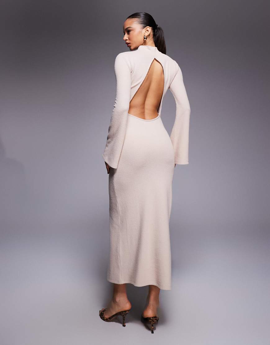 ASOS DESIGN - Superweiches Maxikleid in Cremeweiß mit Rollkragen und Rückenausschnitt von ASOS DESIGN