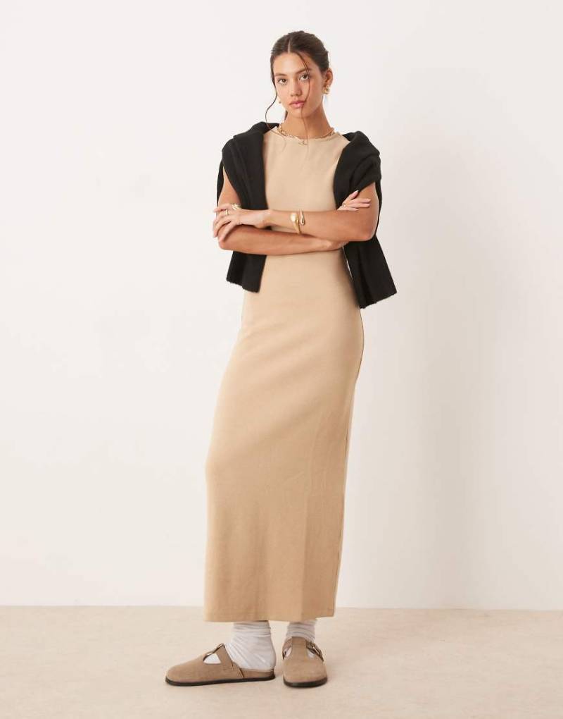 ASOS DESIGN - Superweiches Maxikleid in Hellbeige mit Kappärmeln und geradem Schnitt-Neutral von ASOS DESIGN