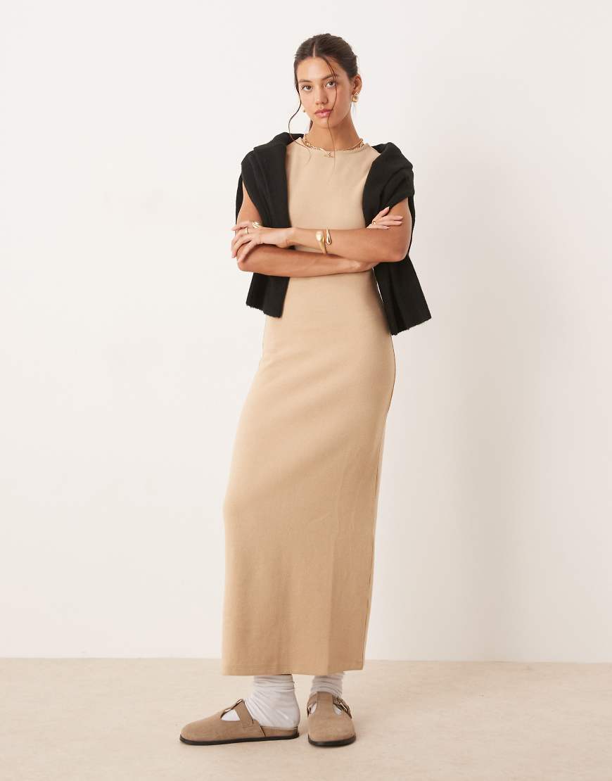 ASOS DESIGN - Superweiches Maxikleid in Hellbeige mit Kappärmeln und geradem Schnitt-Neutral von ASOS DESIGN