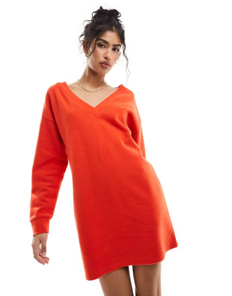 ASOS DESIGN - Superweiches Mini-Pulloverkleid in Rot mit V-Ausschnitt von ASOS DESIGN
