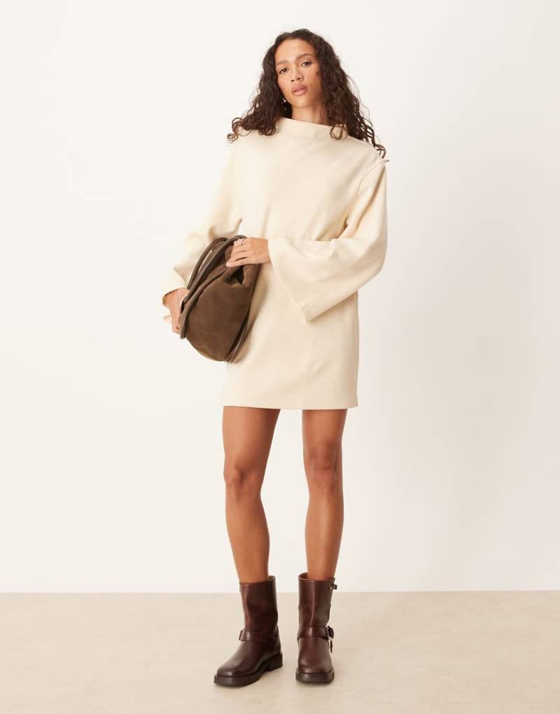 ASOS DESIGN - Superweiches Minikleid in Cremeweiß mit weiten Ärmeln ASOS DESIGN - Superweiches Minikleid in Cremeweiß mit weiten Ärmeln von ASOS DESIGN
