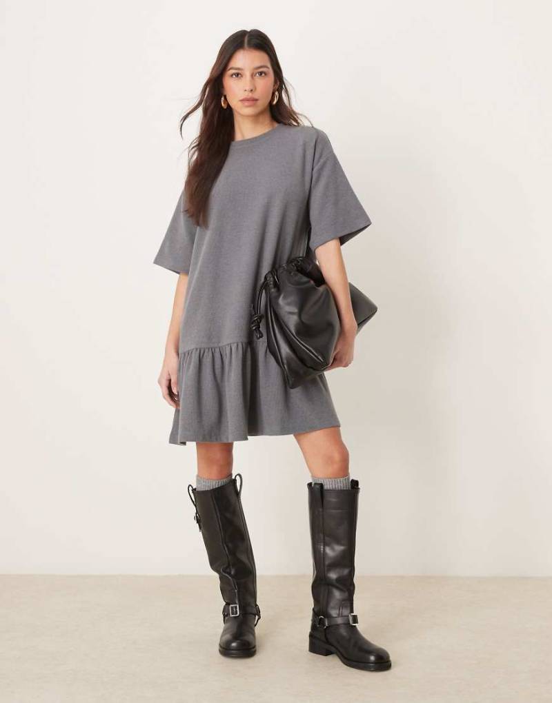 ASOS DESIGN - Superweiches Minikleid in Dunkelgrau mit tiefer Taille von ASOS DESIGN