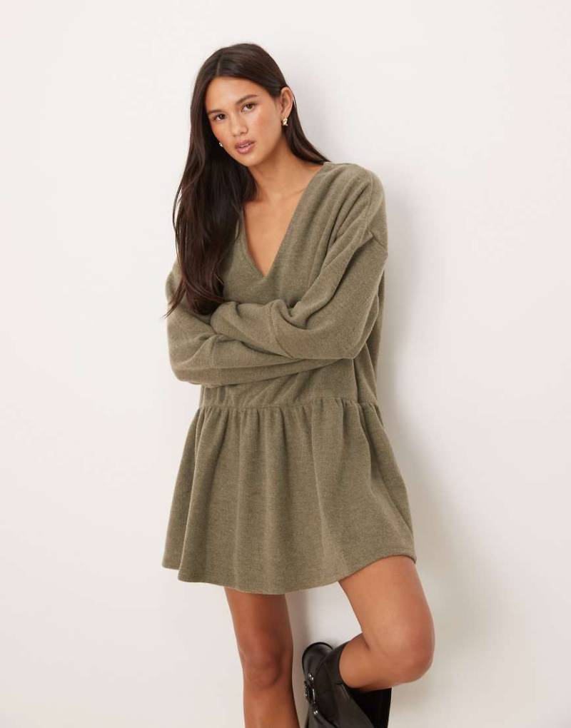 ASOS DESIGN - Superweiches Minikleid in Khaki mit tiefer Taille und V-Ausschnitt vorne-Grün von ASOS DESIGN