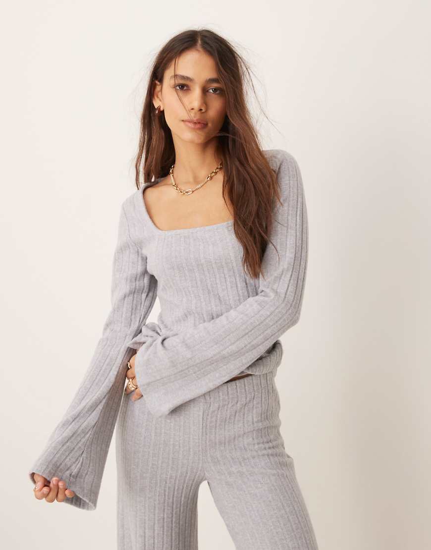 ASOS DESIGN - Superweiches Oberteil in Grau mit eckigem U-Ausschnitt und breiter Rippenstruktur, Kombiteil ASOS DESIGN - Superweiches Oberteil in Grau mit eckigem U-Ausschnitt und breiter Rippenstruktur, Kombiteil von ASOS DESIGN