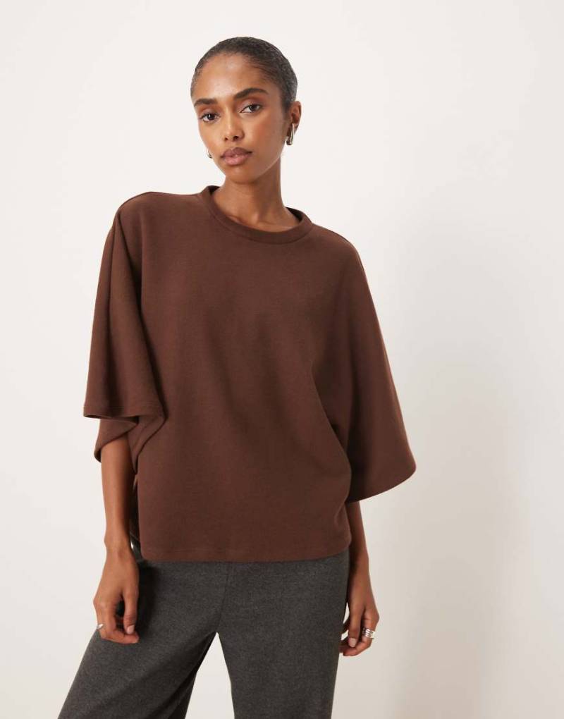 ASOS DESIGN - Superweiches Oversize-T-Shirt in Schokobraun mit Cape-Effekt-Bunt von ASOS DESIGN