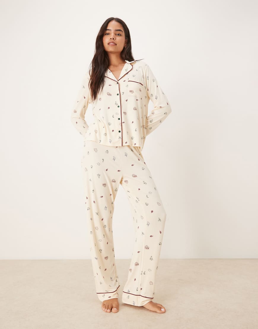 ASOS DESIGN - Superweiches Pyjama-Set aus langärmligem Hemd und Hose in Creme mit farblich abgesetzter Paspelierung und Weihnachtsmuster-Weiß von ASOS DESIGN
