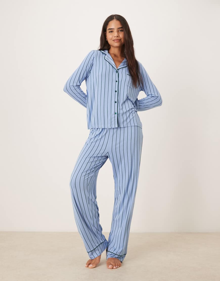 ASOS DESIGN - Superweiches Pyjama-Set aus langärmligem Hemd und Hose in blau und grün gestreift mit farblich abgesetzter Paspelierung von ASOS DESIGN