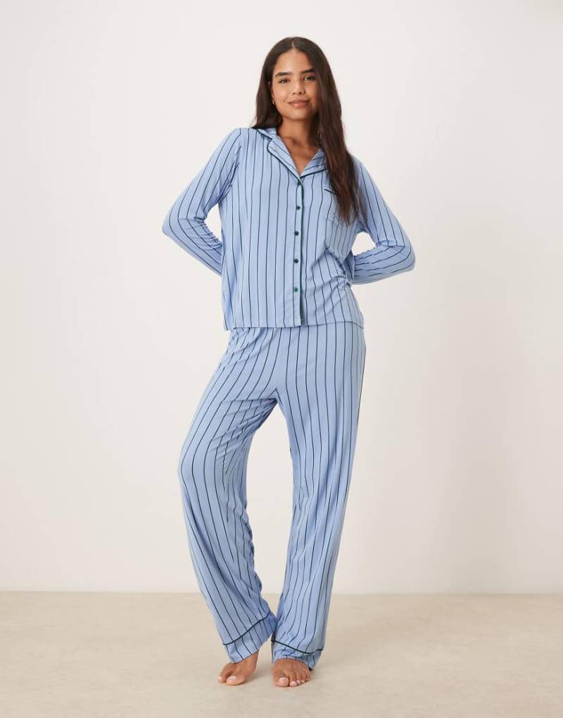 ASOS DESIGN - Superweiches Pyjama-Set aus langärmligem Hemd und Hose in blau und grün gestreift mit farblich abgesetzter Paspelierung von ASOS DESIGN