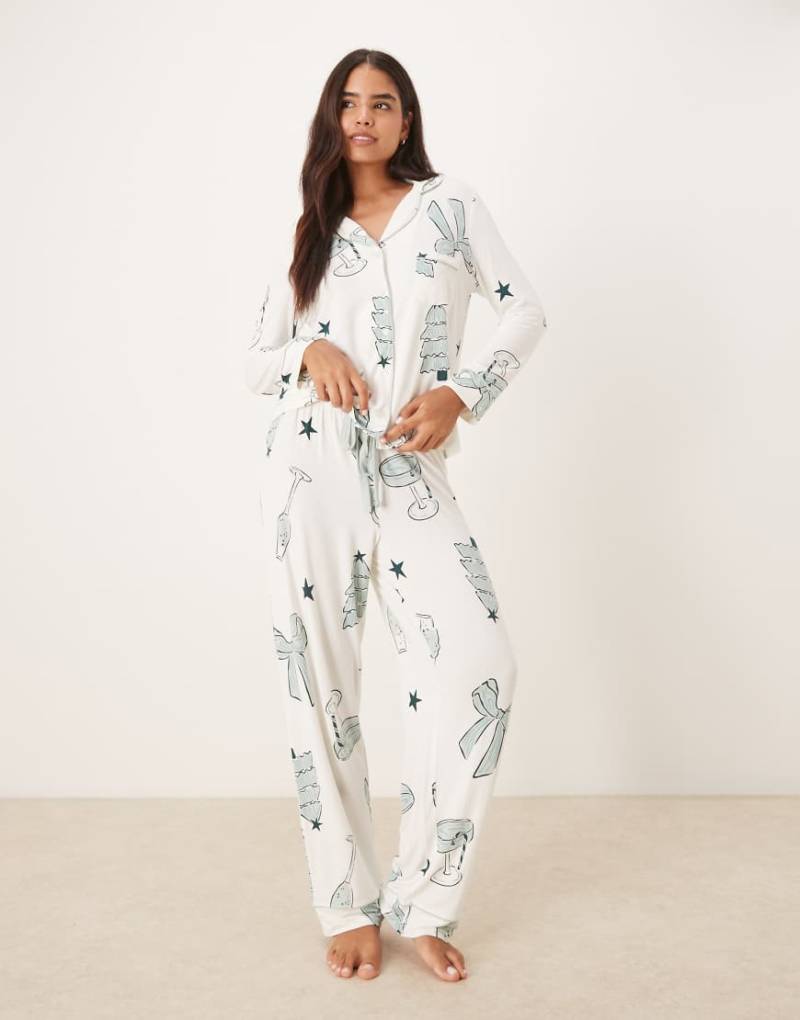 ASOS DESIGN - Superweiches Pyjama-Set aus langärmligem Hemd und Hose mit farblich abgesetzter Paspelierung und Weihnachts- und Cocktail-Motiven-Weiß von ASOS DESIGN