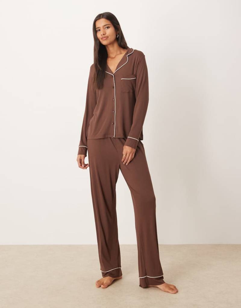 ASOS DESIGN - Superweiches Pyjama-Set in Schokobraun, bestehend aus langärmligem Hemd und Hose-Brown von ASOS DESIGN