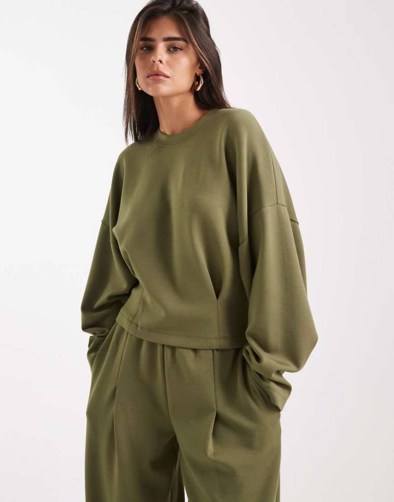 ASOS DESIGN - Superweiches Sweatshirt aus Cupro in Khaki mit Nahtdetails-Grün von ASOS DESIGN