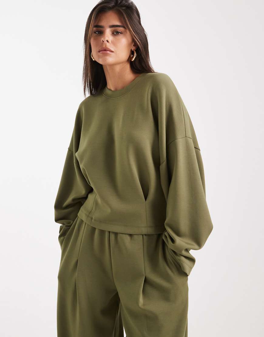 ASOS DESIGN - Superweiches Sweatshirt aus Cupro in Khaki mit Nahtdetails-Grün von ASOS DESIGN
