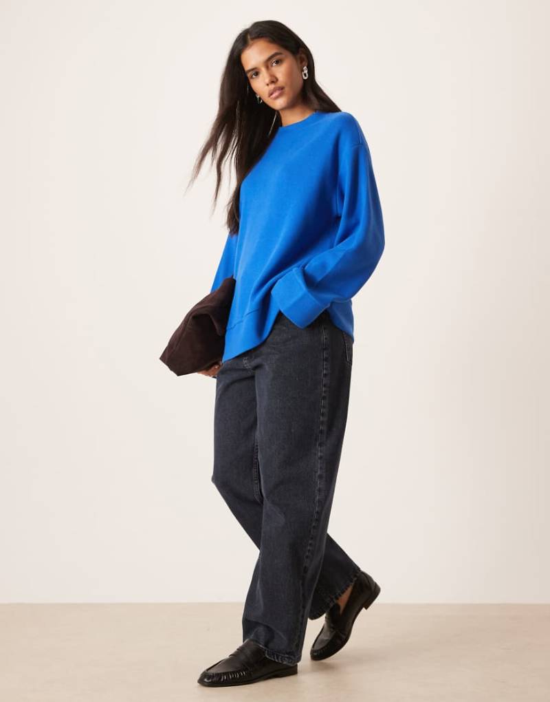 ASOS DESIGN - Superweiches Sweatshirt in leuchtendem Blau mit Saumschlitz-Marineblau von ASOS DESIGN