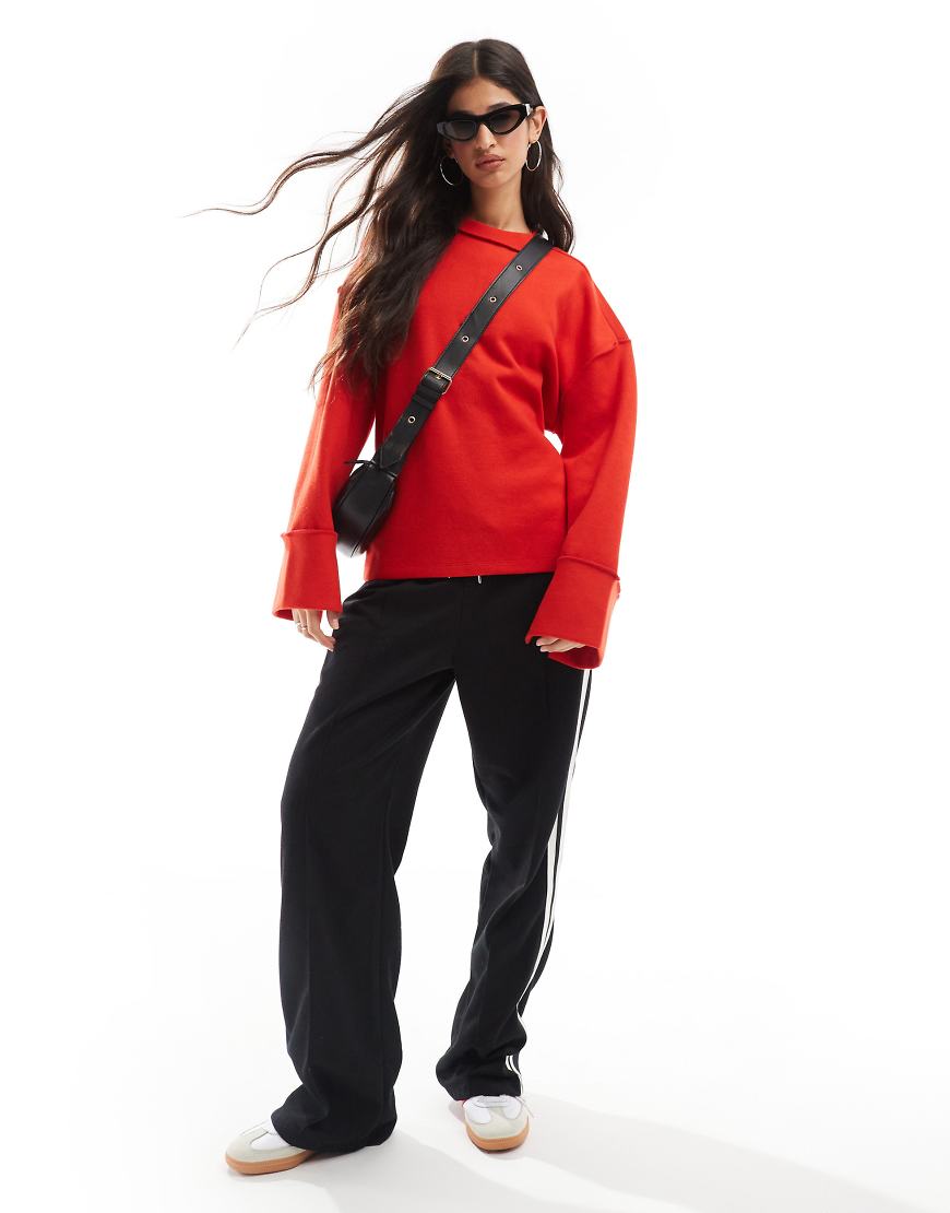 ASOS DESIGN - Superweiches Sweatshirt in Rot mit sichtbaren Nähten und breiten Ärmelbündchen von ASOS DESIGN