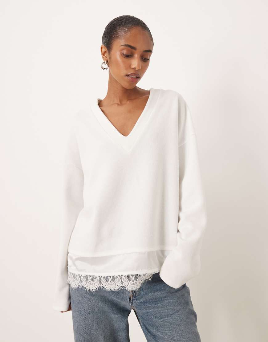 ASOS DESIGN - Superweiches Sweatshirt in Winterweiß mit V-Ausschnitt und Spitzeneinsatz-Bunt von ASOS DESIGN