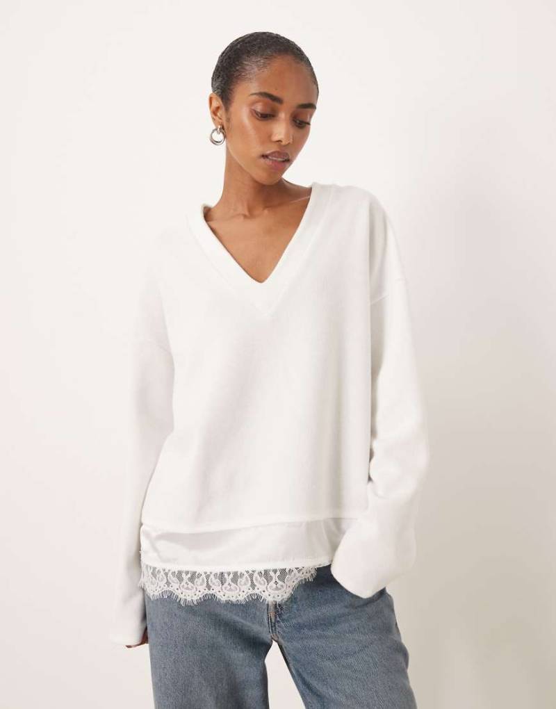 ASOS DESIGN - Superweiches Sweatshirt in Winterweiß mit V-Ausschnitt und Spitzeneinsatz-Bunt ASOS DESIGN - Superweiches Sweatshirt in Winterweiß mit V-Ausschnitt und Spitzeneinsatz-Bunt von ASOS DESIGN