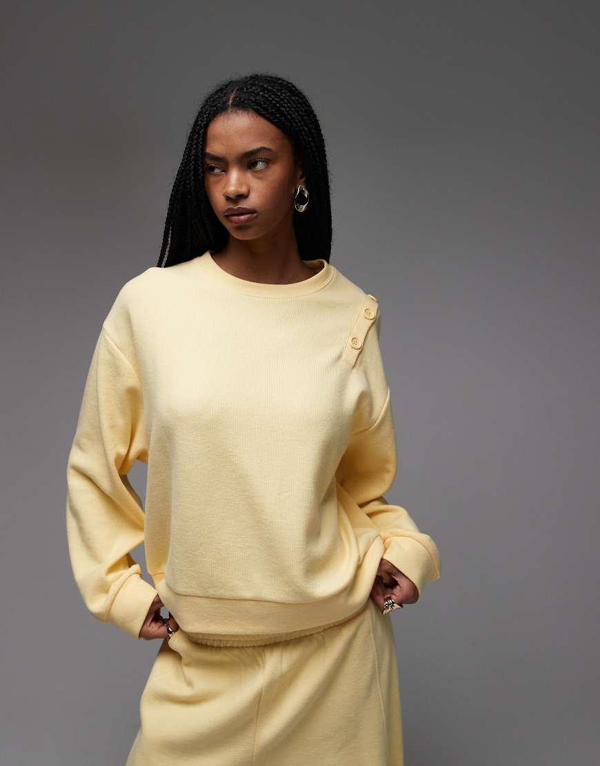 ASOS DESIGN - Superweiches Sweatshirt mit Knopfdetail an der Schulter-Gelb von ASOS DESIGN