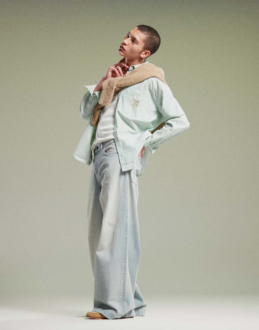 ASOS DESIGN - Superweit geschnittene Jeans in hellblauer Waschung mit Ziernaht von ASOS DESIGN