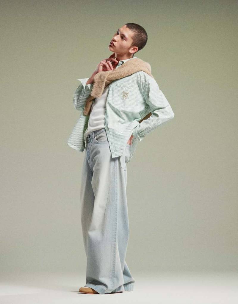 ASOS DESIGN - Superweit geschnittene Jeans in hellblauer Waschung mit Ziernaht von ASOS DESIGN