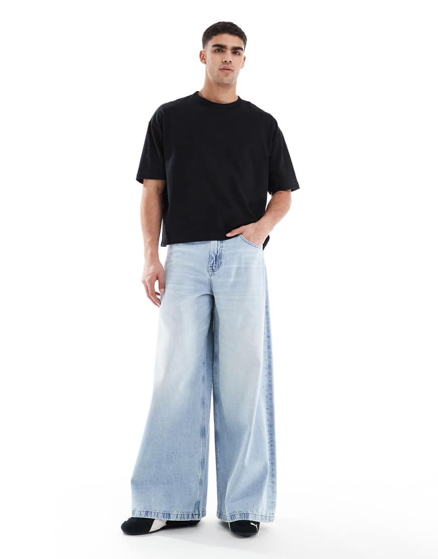 ASOS DESIGN - Superweit geschnittene Jeans in hellblauer Waschung von ASOS DESIGN